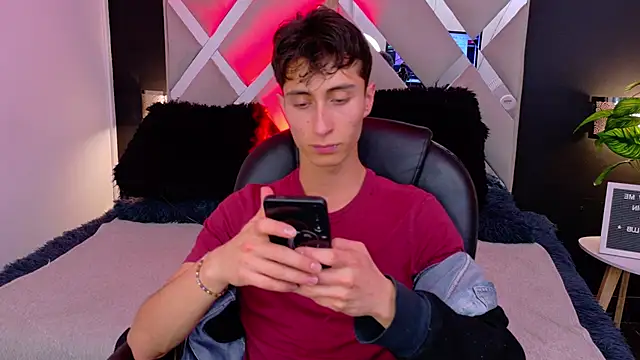 Snapshot of Ithan_Skin chatting on 12/17/25, 11:49 Ithan Skin online show from 12/17/25, 11:49