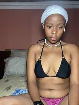 Snapshot of yellowjewelgirl chatting on 12/17/25, 10:38 yellowjewelgirl online show from 12/17/25, 10:38