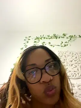 Snapshot of SweeTexasKyn chatting on 12/17/25, 05:13 SweeTexasKyn online show from 12/17/25, 05:13