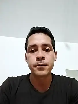 Snapshot of Chris_hot33 chatting on 12/18/25, 05:46 Chris hot33 online show from 12/18/25, 05:46