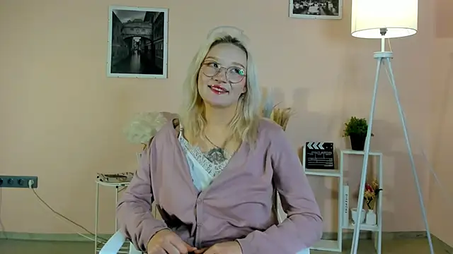 Snapshot of AdelinaMaddalena chatting on 12/18/25, 12:33 AdelinaMaddalena online show from 12/18/25, 12:33