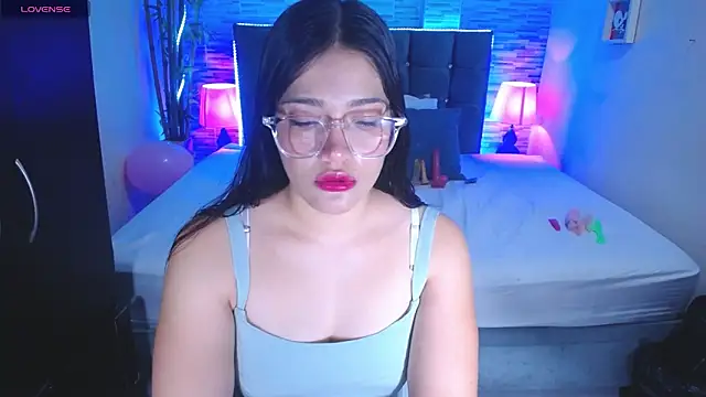 Snapshot of Valeri_hot22 chatting on 02/18/26, 09:33 Valeri hot22 online show from 02/18/26, 09:33