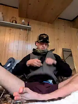 Snapshot of B8RHUNG chatting on 12/16/25, 10:37 B8RHUNG online show from 12/16/25, 10:37