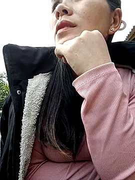 Snapshot of Uzi-na chatting on 12/18/25, 09:15 Uzi-na online show from 12/18/25, 09:15