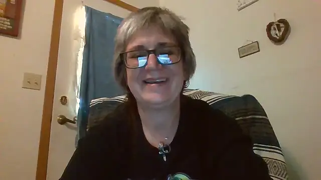 Snapshot of becky1111 chatting on 05/16/26, 12:40 becky1111 online show from 05/16/26, 12:40