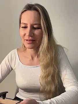 Snapshot of 1Moonlight1 chatting on 12/21/25, 04:03 1Moonlight1 online show from 12/21/25, 04:03