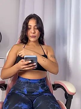 Snapshot of Laurapocah chatting on 12/18/25, 07:42 Laurapocah online show from 12/18/25, 07:42