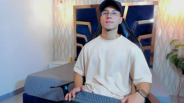 Noah Clarkk online show from 03/25/26, 05:30