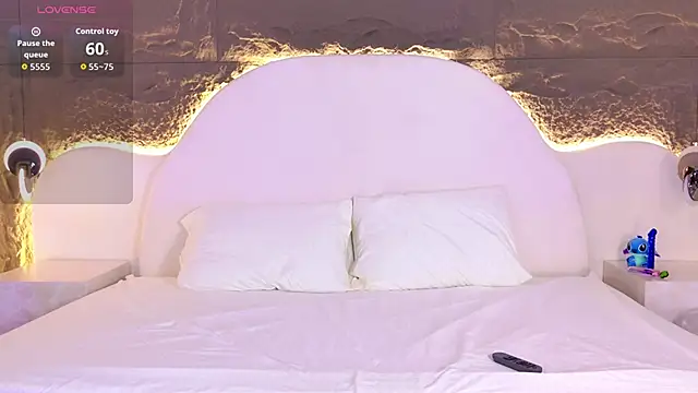 Snapshot of NahomiChocolate chatting on 12/18/25, 12:33 NahomiChocolate online show from 12/18/25, 12:33