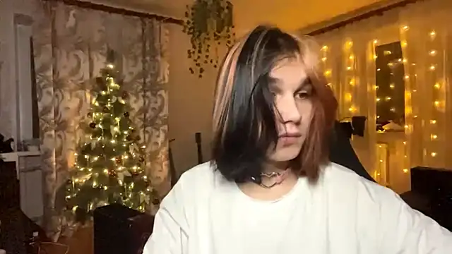 Snapshot of emo_sweet chatting on 12/18/25, 07:31 emo sweet online show from 12/18/25, 07:31