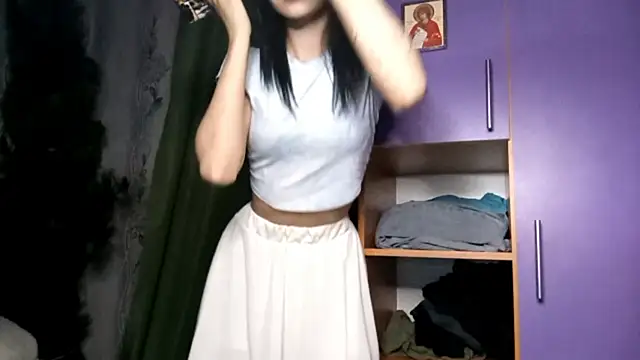 Snapshot of CaryJaurigue chatting on 12/18/25, 08:04 CaryJaurigue online show from 12/18/25, 08:04