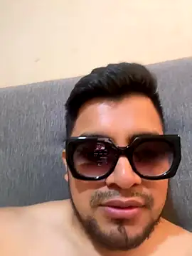 Snapshot of Manueldow1 chatting on 12/18/25, 06:03 Manueldow1 online show from 12/18/25, 06:03