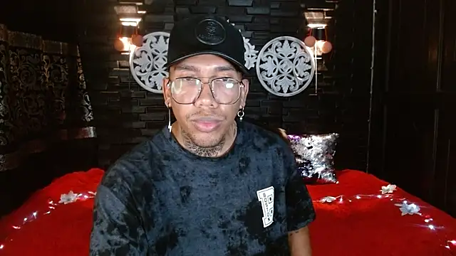 Snapshot of THIAN_KNOX chatting on 12/19/25, 05:53 THIAN KNOX online show from 12/19/25, 05:53