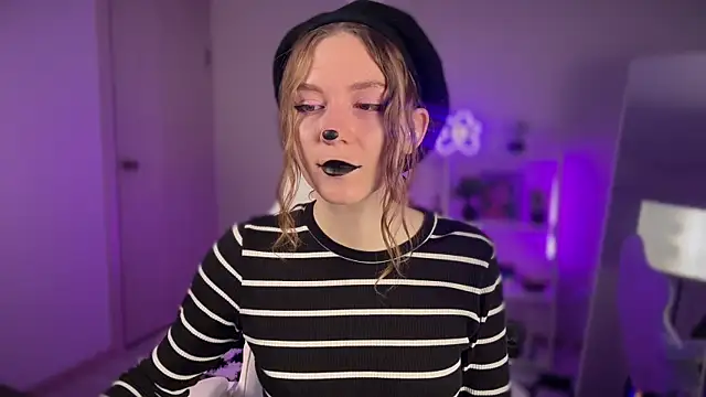 KellySunn online show from 04/12/26, 08:19