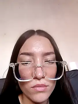 Snapshot of Shei00000 chatting on 12/19/25, 07:32 Shei00000 online show from 12/19/25, 07:32