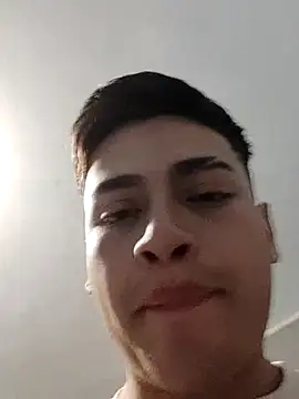 Snapshot of etmonstiv chatting on 12/19/25, 10:39 etmonstiv online show from 12/19/25, 10:39