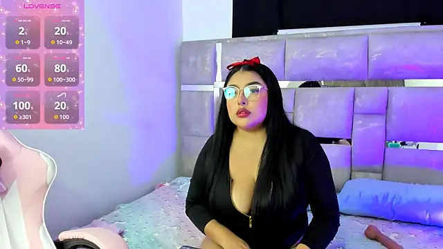 Snapshot of violetLux25 chatting on 12/21/25, 05:20 violetLux25 online show from 12/21/25, 05:20