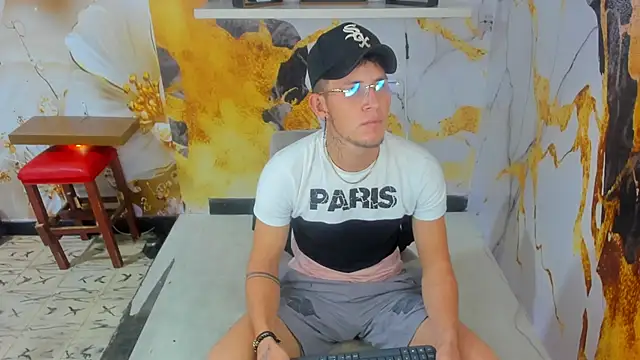 Snapshot of Chuck_LatinBoy chatting on 12/21/25, 05:42 Chuck LatinBoy online show from 12/21/25, 05:42