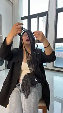 Snapshot of mo-mo-69 chatting on 04/15/26, 06:53 mo-mo-69 online show from 04/15/26, 06:53