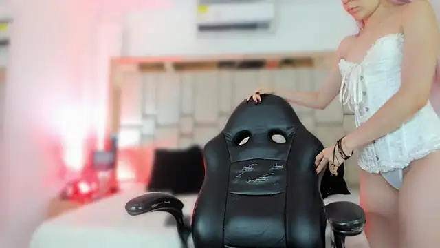 Snapshot of ElaRabbit chatting on 02/19/26, 12:12 ElaRabbit online show from 02/19/26, 12:12