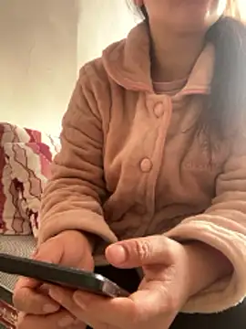 Snapshot of Faded_pink chatting on 01/14/26, 12:49 Faded pink online show from 01/14/26, 12:49