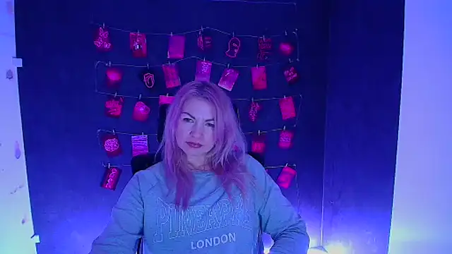 Snapshot of Madonna_Fire chatting on 01/15/26, 12:43 Madonna Fire online show from 01/15/26, 12:43