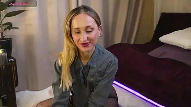 Emely Moon online show from 04/07/26, 06:41