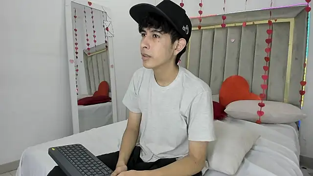 julian xx online show from 02/18/26, 07:54