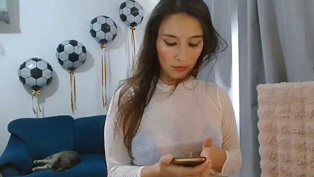 Snapshot of Almaglow_ chatting on 06/18/26, 05:28 Almaglow online show from 06/18/26, 05:28