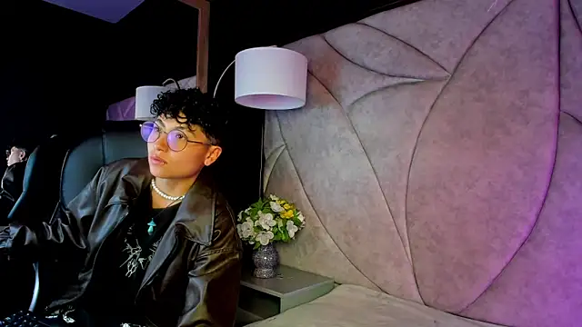 velvet mystic online show from 04/17/26, 03:42