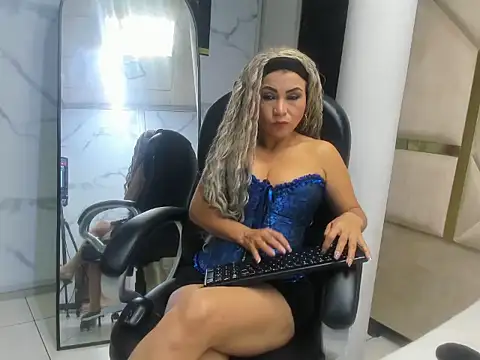 Snapshot of LauraScarlet chatting on 01/13/26, 09:09 LauraScarlet online show from 01/13/26, 09:09