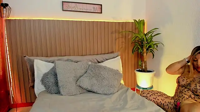 Snapshot of IndieMiller chatting on 04/08/26, 12:05 IndieMiller online show from 04/08/26, 12:05