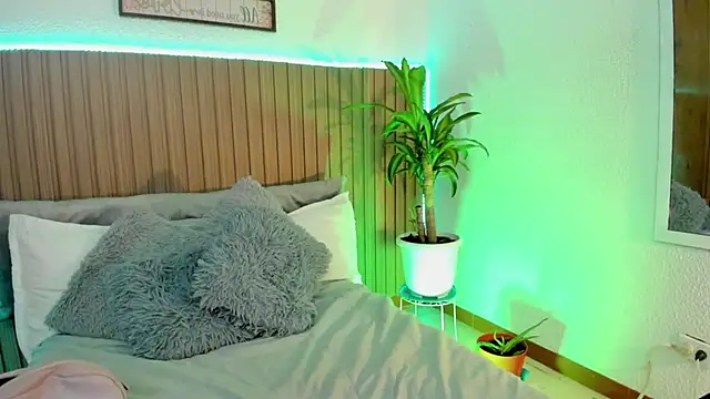 Snapshot of IndieMiller chatting on 04/11/26, 12:53 IndieMiller online show from 04/11/26, 12:53