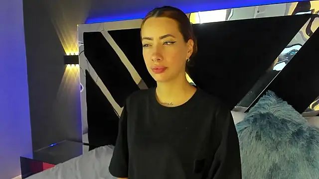 Snapshot of LolaGray__ chatting on 01/18/26, 05:39 LolaGray online show from 01/18/26, 05:39