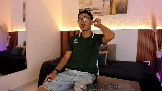 Snapshot of Julian_Dark_ chatting on 02/06/26, 10:57 Julian Dark online show from 02/06/26, 10:57