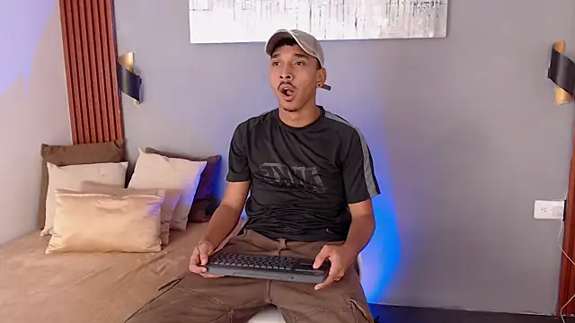 Snapshot of Julian_Dark_ chatting on 03/03/26, 04:07 Julian Dark online show from 03/03/26, 04:07