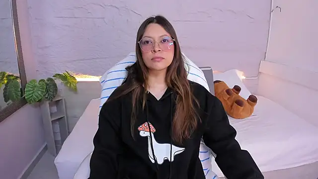 lanna 18  online show from 04/14/26, 12:00