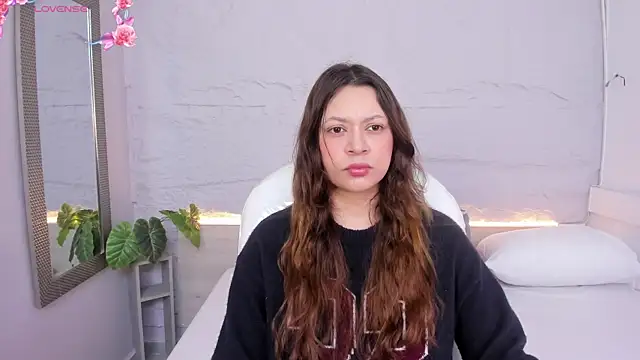 lanna 18  online show from 05/05/26, 11:51