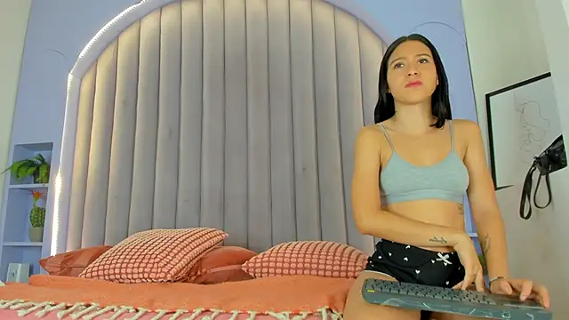 Snapshot of AmberStonne__ chatting on 02/04/26, 02:50 AmberStonne online show from 02/04/26, 02:50