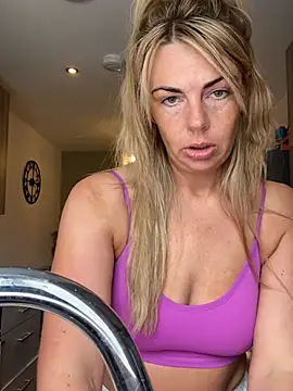 Snapshot of Scarlett_the_girlnextdoor chatting on 05/19/26, 01:17 Scarlett the girlnextdoor online show from 05/19/26, 01:17