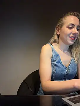 ElenaWhitmore online show from 05/01/26, 09:41
