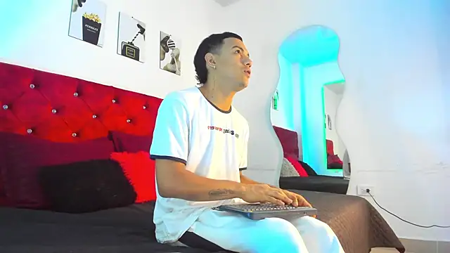 Liamsubtle01 online show from 05/26/26, 11:17