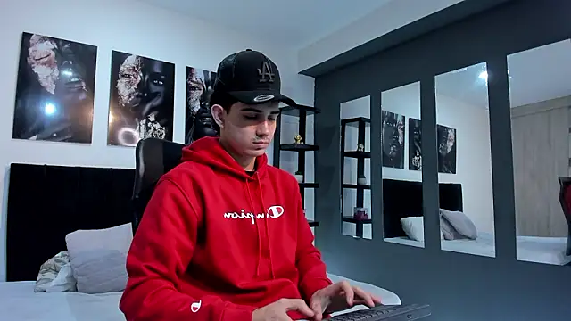 Snapshot of Alejo_Grey chatting on 01/15/26, 12:43 Alejo Grey online show from 01/15/26, 12:43