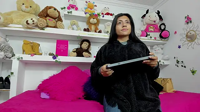 Snapshot of maira_diazz chatting on 02/13/26, 12:34 maira diazz online show from 02/13/26, 12:34