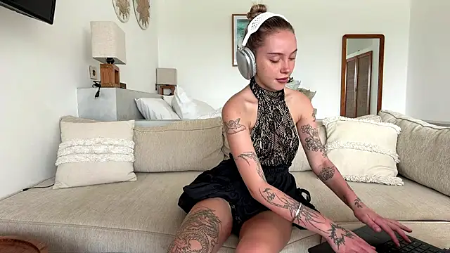 MartinaDeoliveira online show from 02/21/26, 05:08