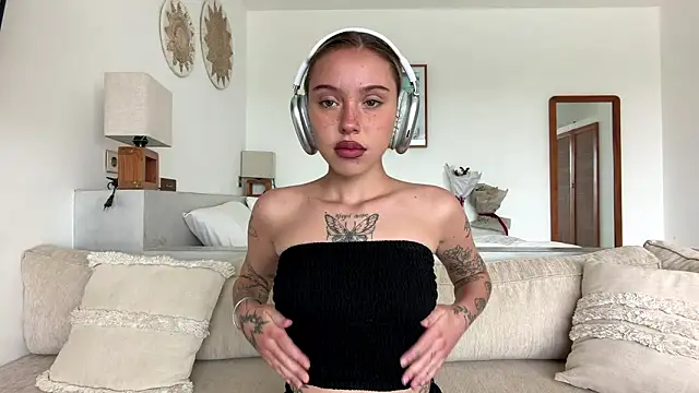 MartinaDeoliveira online show from 02/22/26, 05:08