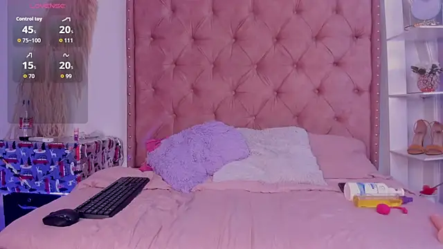 Snapshot of xNahomi_21 chatting on 01/14/26, 01:39 xNahomi 21 online show from 01/14/26, 01:39