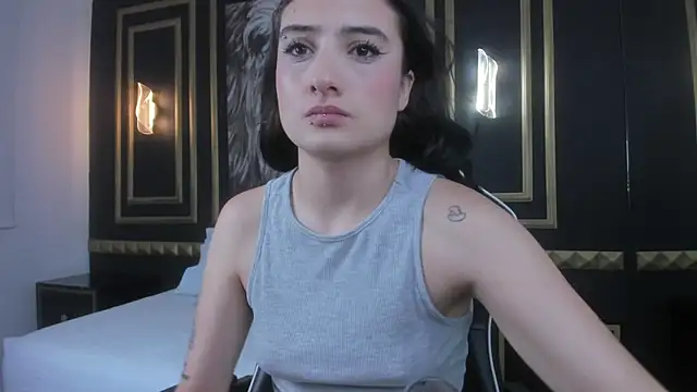 Snapshot of emma_hiltonn_ chatting on 02/25/26, 02:10 emma hiltonn online show from 02/25/26, 02:10