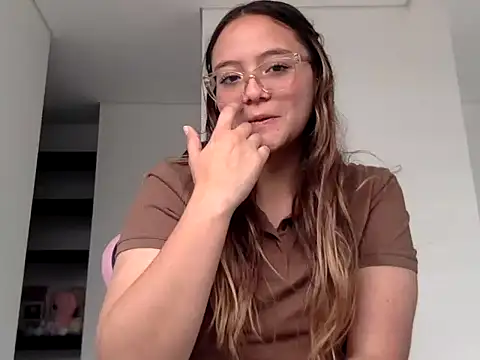 LOLA R  online show from 02/02/26, 06:28
