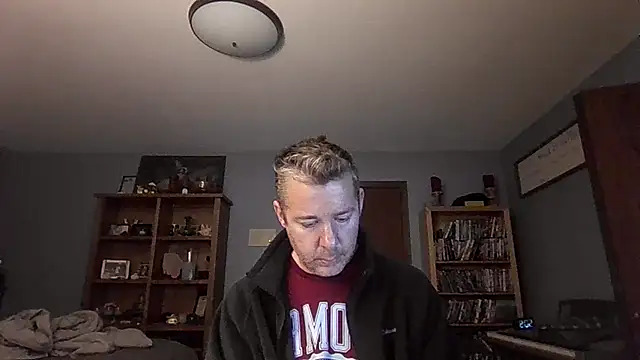 Snapshot of chrisw8140 chatting on 02/18/26, 02:02 chrisw8140 online show from 02/18/26, 02:02